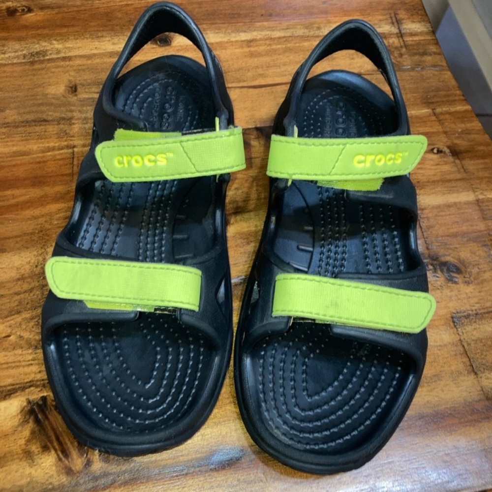 Crocs Kids Unisex Swiftwater River Sandal in size J2